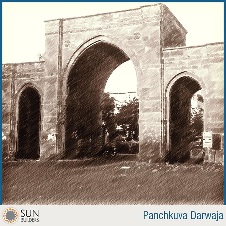 One of the 21 historical gates of Old Ahmedabad's Bhadra Fort, Panchkuva Darwaja was built when the city grew in size. #Ahmedabad #Landmarks #History