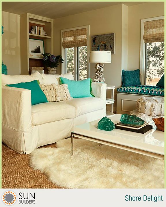 Hues of blue and green bring a touch of the ocean to your living room and liven up the summer. #decor #summer
