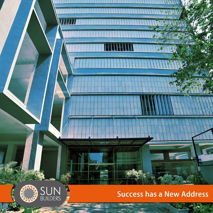 Setting new benchmarks for excellence in design, quality and facilities, Sun Square by Sun Builders Group is a hub for all that has come to symbolize power and prestige in the world of business. Call +91 98795 23871 for details