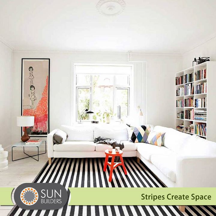 Give a graphic punch to your living room with a striped rug and see how it visually expands the space in the room. #home #decor