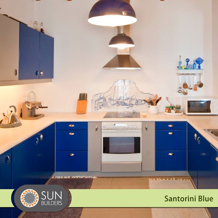 Bring the Mediterranean to your kitchen by mixing blue and crisp white shades together! #Kitchen #shades