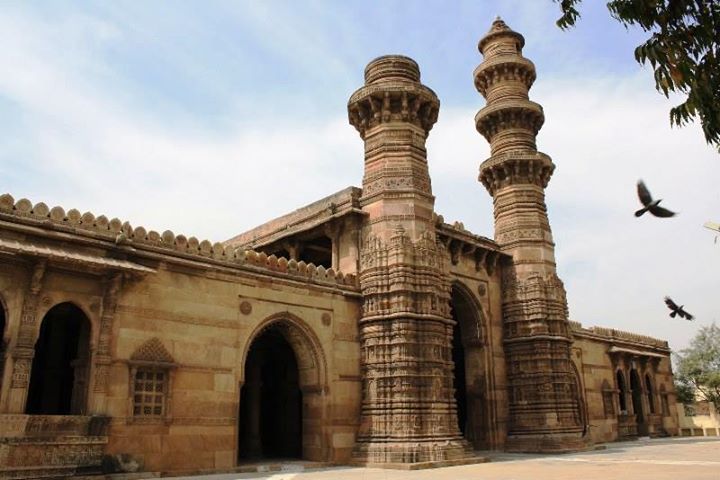 #ConstructionFact – Unraveling the mystery of the famous Jhulta Minara of #Ahmedabad: These famous shaking minarets which are almost 550 years old demonstrate shaking with a gentle push.

The reason for this are the horizontal grooves that provide flexibility to these minarets by making the deflection inversely proportional to rigidity of the monument.